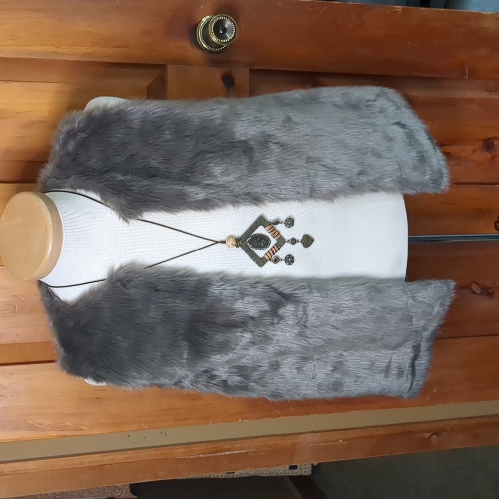 FOREVER 21* faux fur vest 3 hook/eye closures down front, satin/acetate lining